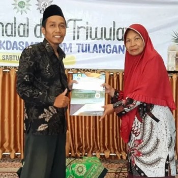 Purnatugas Usai 33 Tahun Mengajar, Gaji Awal Bu Fatimah Rp 1