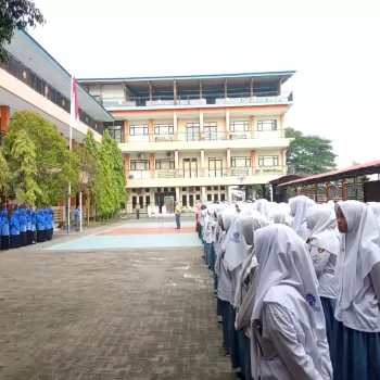 Istiqamah di Bawah Terik Matahari, Petugas Upacara Smamuga T