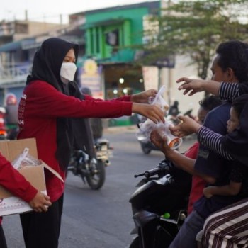 KEGIATAN BERBAGI TAKJIL KOMUNITAS FKI (FORUM KEAGAMAAN ISLAM