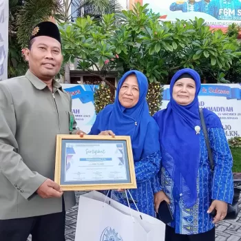 Bu Robbi, Potret Keteladanan di Hari Guru : Mengabdi dengan 